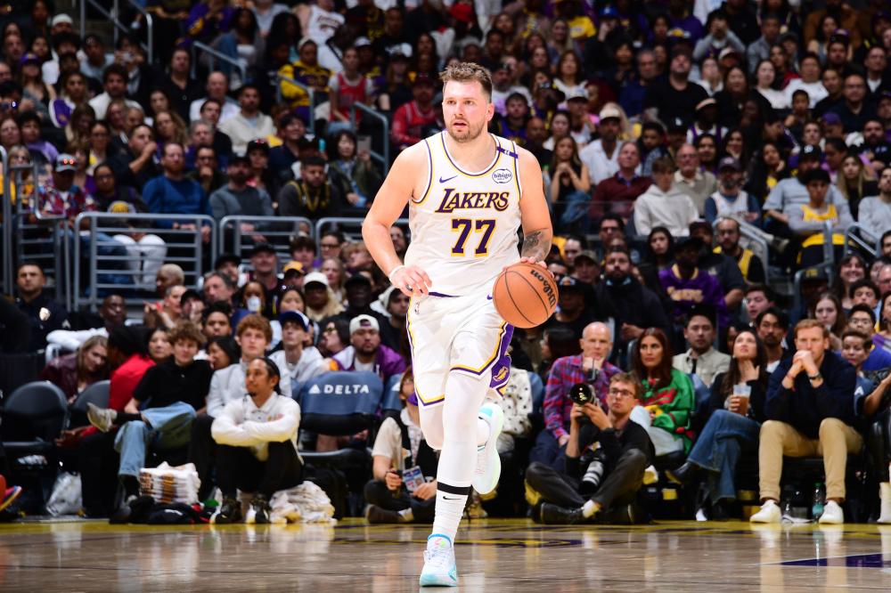 皇马因战术分歧和防守问题表现不稳定，哈维·阿隆索与球员矛盾缓和但压力仍大，需加速抢分以夺冠。